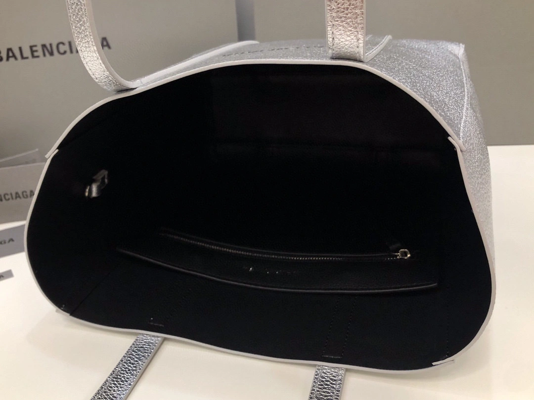 B. everyday tote item:B-B00A2427